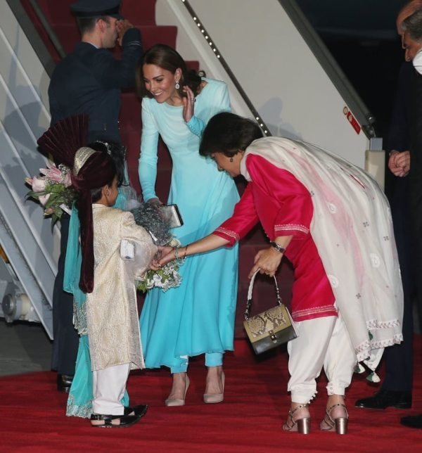 William-And-Kate-Arrive-In-Pakistan-For-Most-Complex-Royal-Tour-Ever-4.jpg